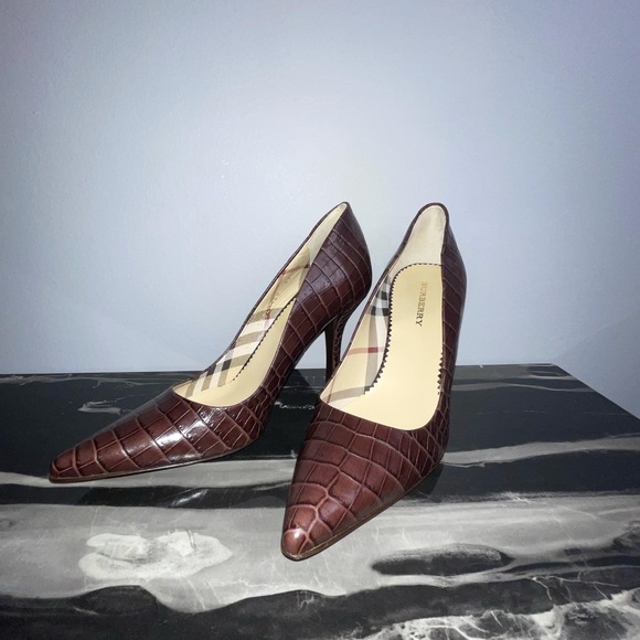 BURBERRY NWT Brown Croc Leather Pumps - Picture 9 of 12